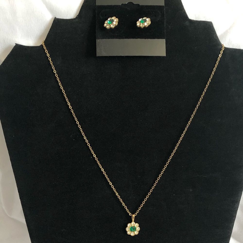 Gold tone necklace green / white stone flower